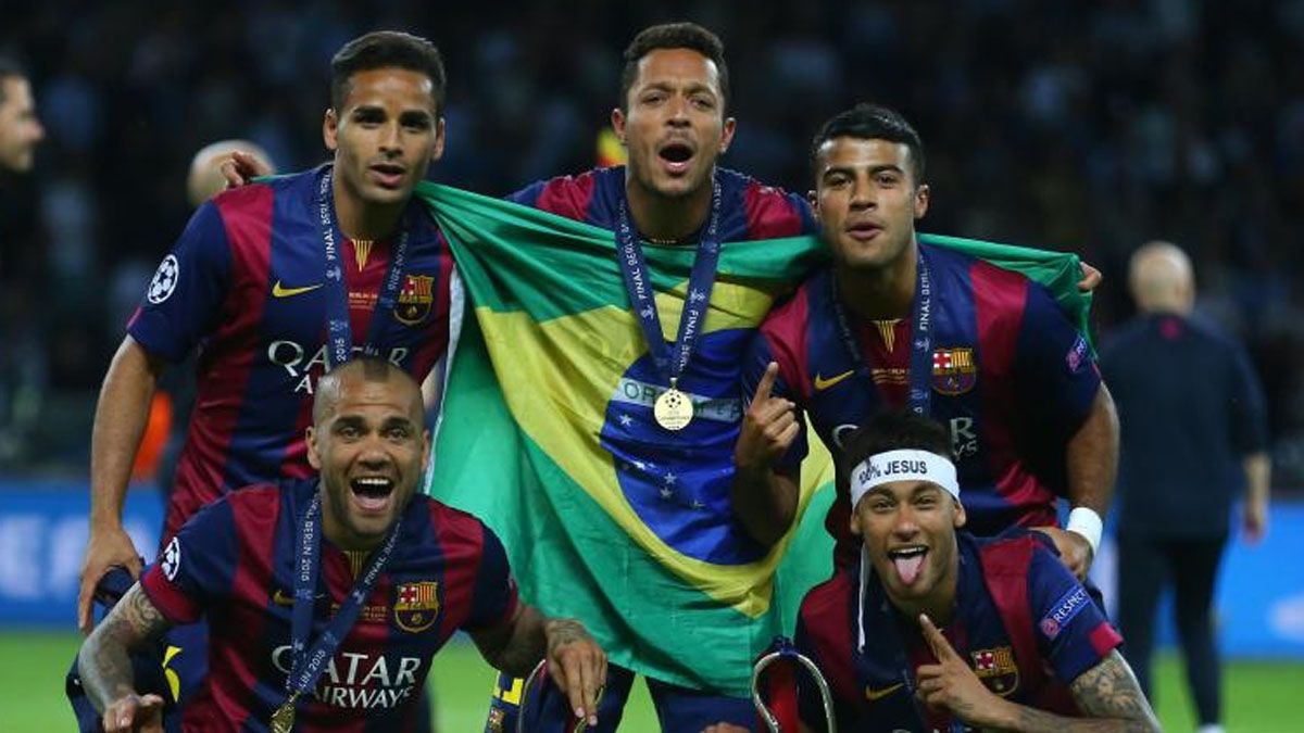 Douglas Pereira está arriba a la izquierda con Dani Alves y Neymar