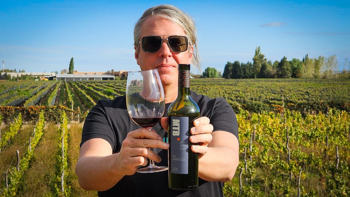 El vino se llama MTB, que es un blend orgánico de Malbec, Petit Verdot y Cabernet Sauvignon. El vino se llama MTB, que es un blend orgánico de Malbec, Petit Verdot y Cabernet Sauvignon.