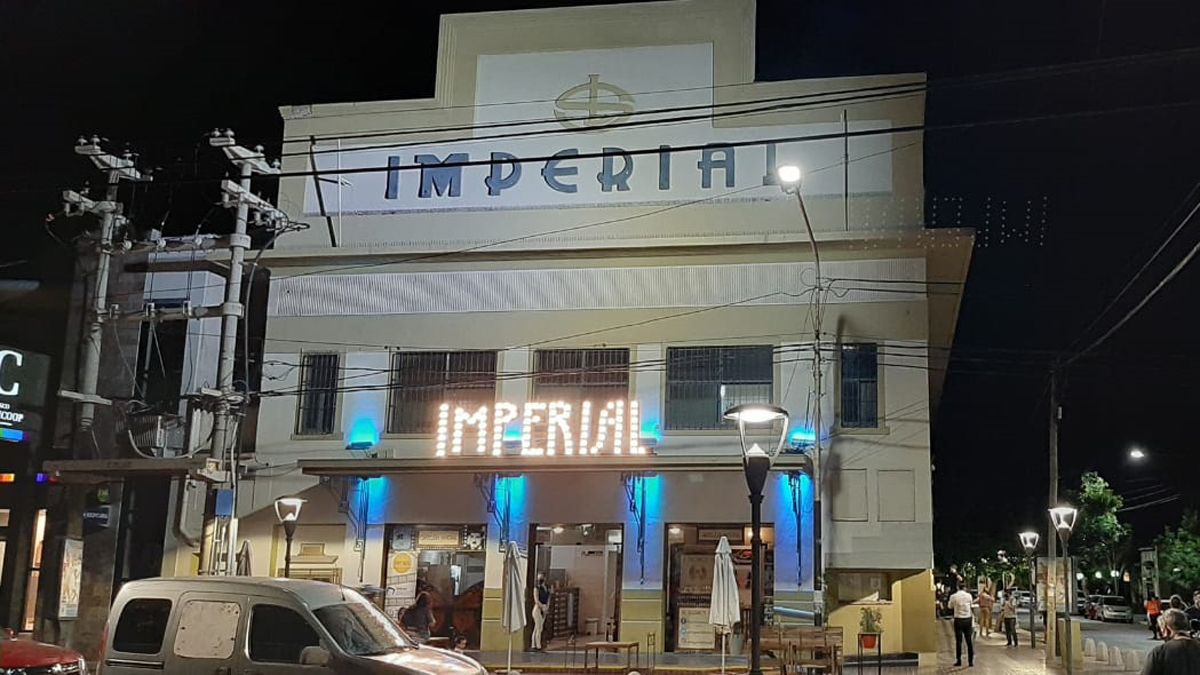 El Cine Teatro Imperial fue el primer lugar que dio un show en vivo del país.