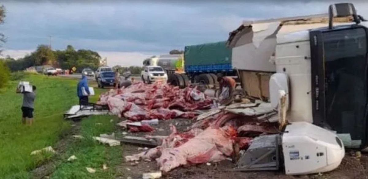 Vuelco y saqueo. Volcó un camión con carne y se robaron 11 mil kilos.