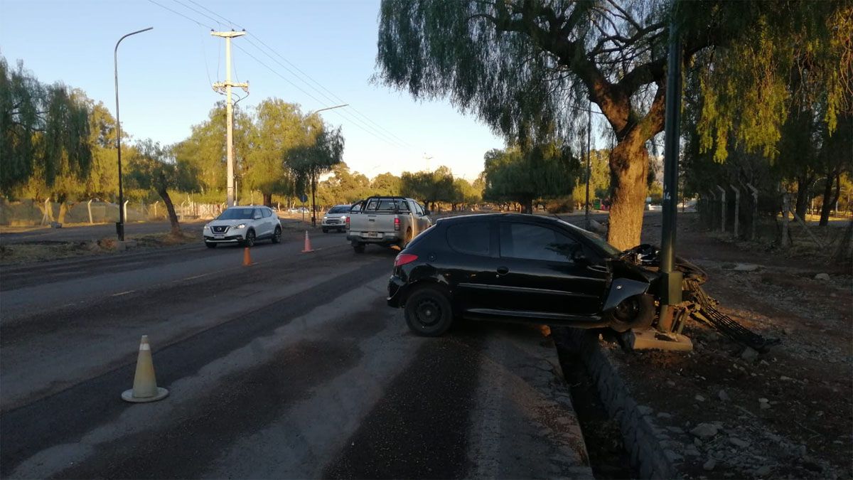 La conductora del 206 no habría llevado el cinturón de seguridad puesto y sufrió heridas graves.