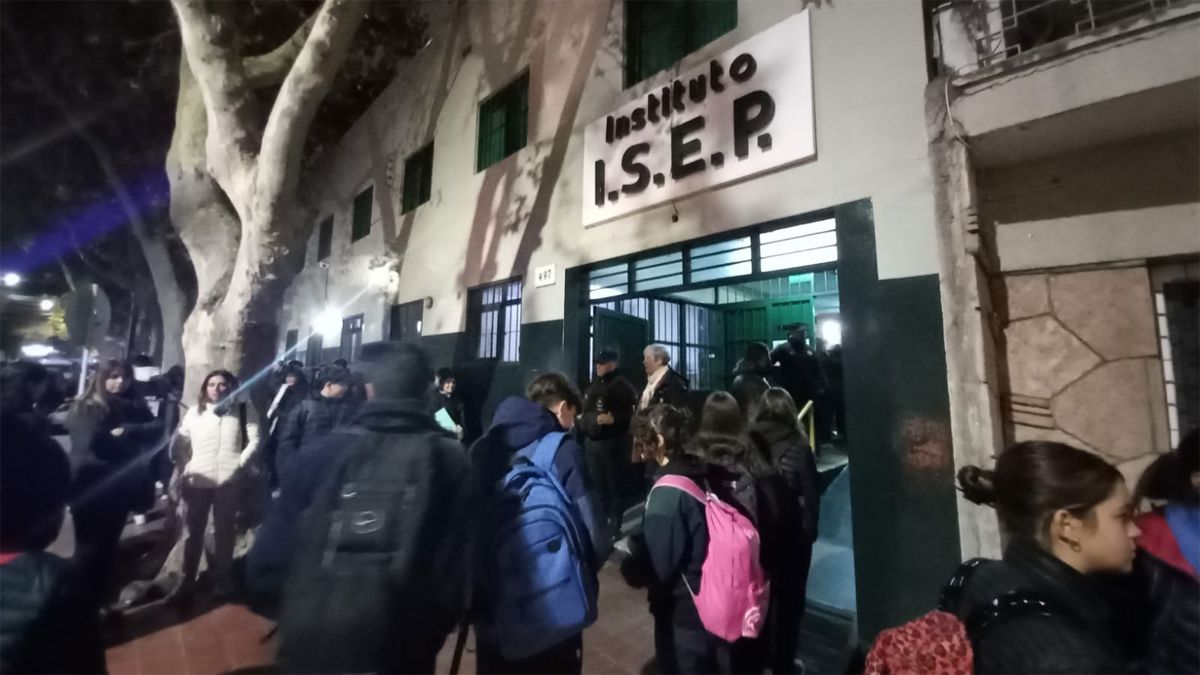 Preceptores y docentes volvieron a revisar las mochilas de todos los alumnos del Instituto ISEP.