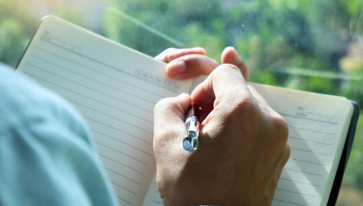 Aunque el español tiene reglas claras, algunas expresiones generan confusión entre los hablantes, y la RAE recuerda que deben escribirse separadas para mantener una ortografía correcta.