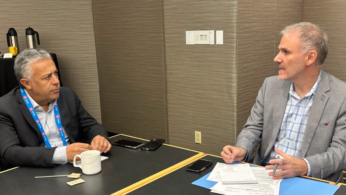 Alfredo Cornejo junto a Tomás Cabanillas, funcionario canadiense a cargo del área de inversiones en minería en el extranjero.