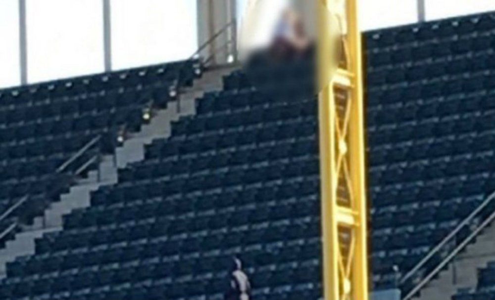 Se aburrieron y tuvieron sexo en la tribuna