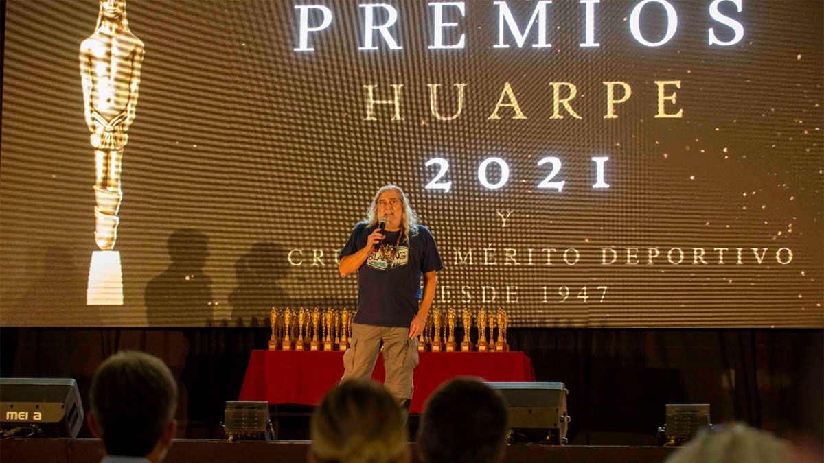 Lucio Ortiz, presidente del Círculo de Periodistas Deportivos de Mendoza, inició la gran fiesta. Foto: Martín Pravata (UNO).