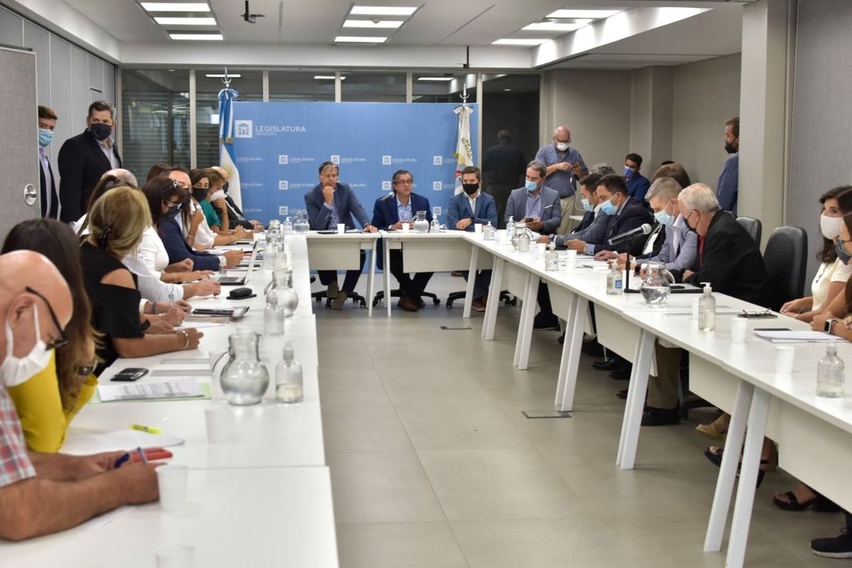 Fue un mes de intensos debates en comisiones. El proyecto empezó a discutirse a principios de febrero.