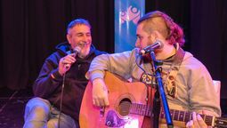 Martín y Tobías Fabio desplegaron algo más que música, acompañados por el público, en el teatro Imperial de Maipú. El Mono de Kapanga y su hijo tuvieron la mejor devolución de la gente gracias a un corte de luz por el viento Zonda.
