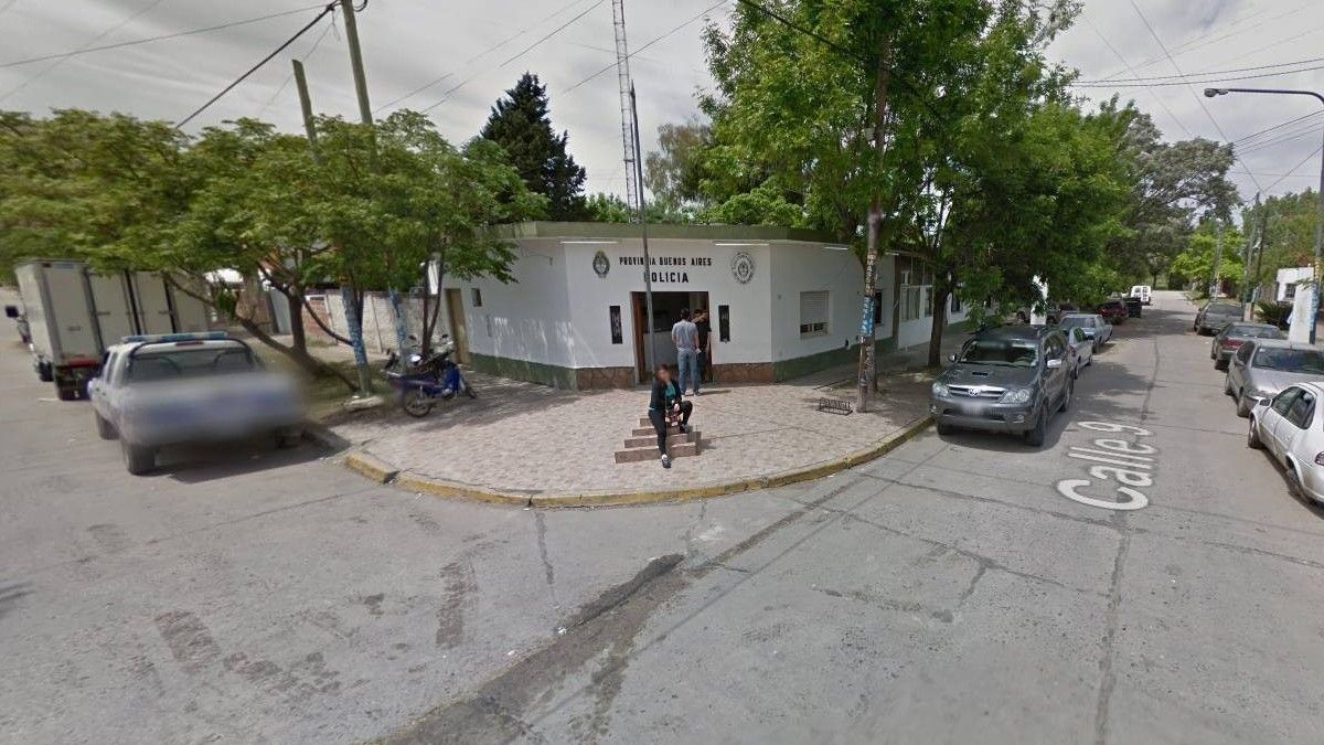 Muerte e incidentes. Sospechoso de robo murió tras chocar y sus familiares atacaron la comisaría y una pizzería.