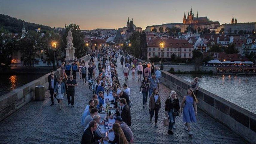 Praga celebra el fin de la crisis con un banquete de medio kilómetro en el Puente de Carlos