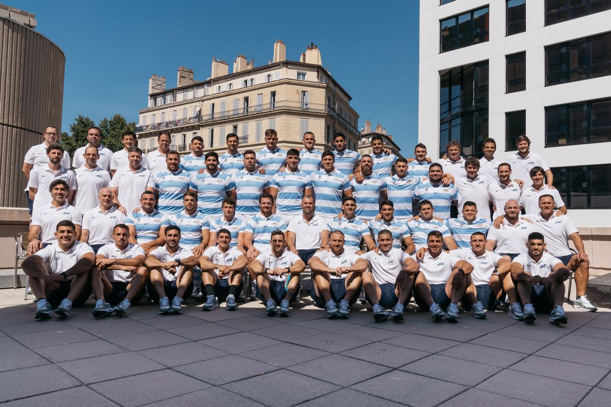 La foto de los 23 que juegan este sábado y todo el resto del plantel y staff de Los Pumas