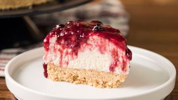 Cheesecake de frutos rojos sin horno: la tarta de queso más fácil y rápida con base de galletas Cheesecake de frutos rojos sin horno: la tarta de queso más fácil y rápida con base de galletas