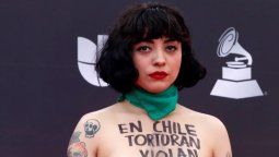 Mon Laferte denunció con los pechos al descubierto: En Chile torturan