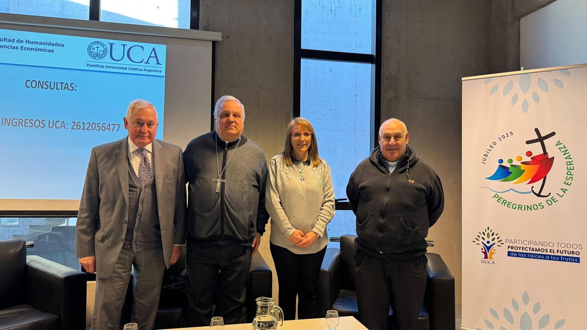 El arzobispo Colombo junto a Fabiana Acerbi, decana de la UCA sede Mendoza, y otras autoridades de la universidad. El arzobispo Colombo junto a Fabiana Acerbi, decana de la UCA sede Mendoza, y otras autoridades de la universidad.