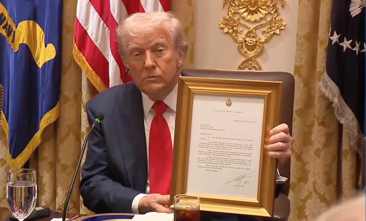 El presidente Javier Milei le obsequió un cuadro con una carta de las familias de los rehenes argentinos liberados por Hamas. El presidente Javier Milei le obsequió un cuadro con una carta de las familias de los rehenes argentinos liberados por Hamas.