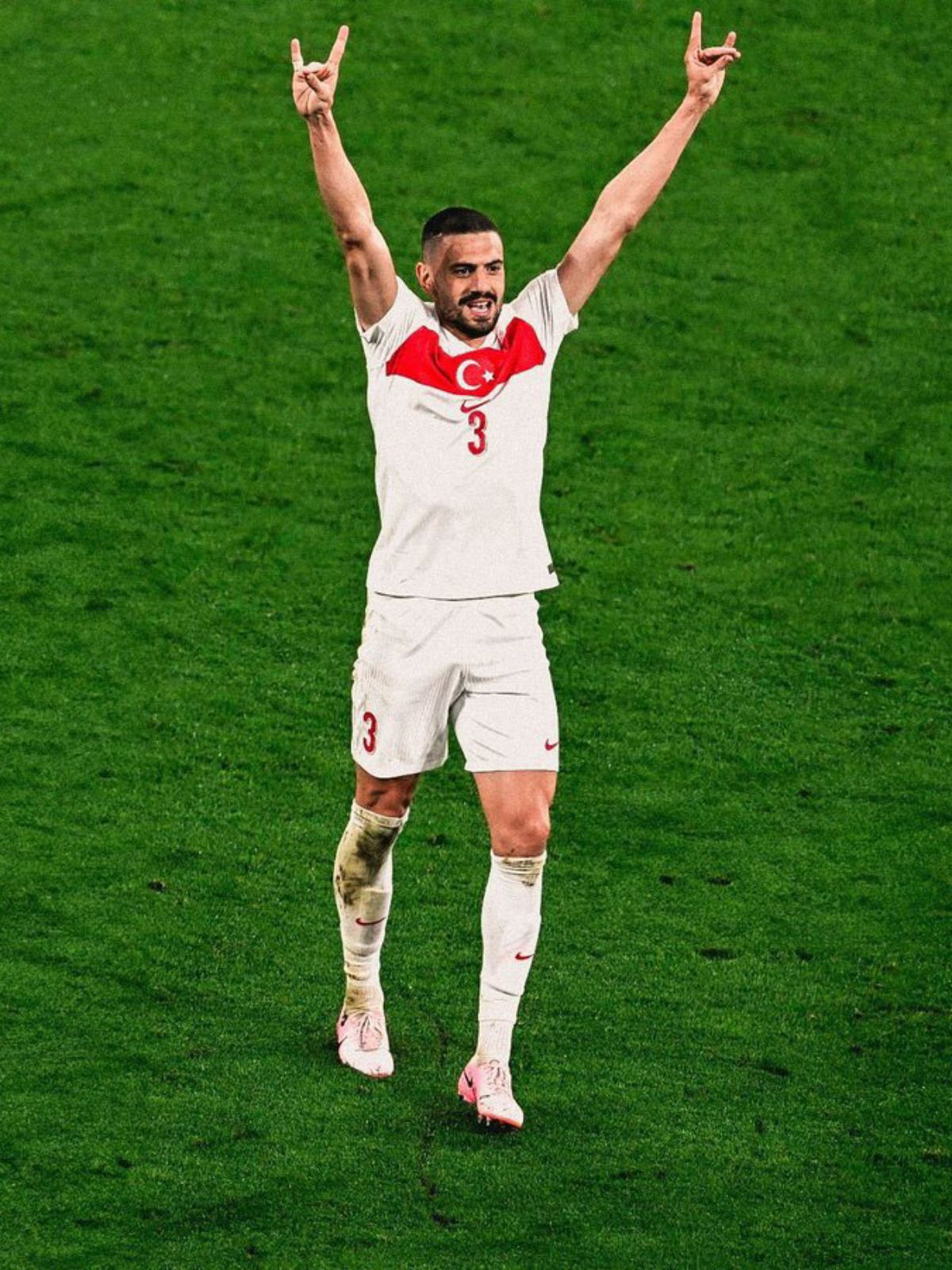 Merih Demiral metió la pata, y bien honda con su gesto "nacionalista" en un partido de la Eurocopa. Merih Demiral metió la pata, y bien honda con su gesto "nacionalista" en un partido de la Eurocopa.