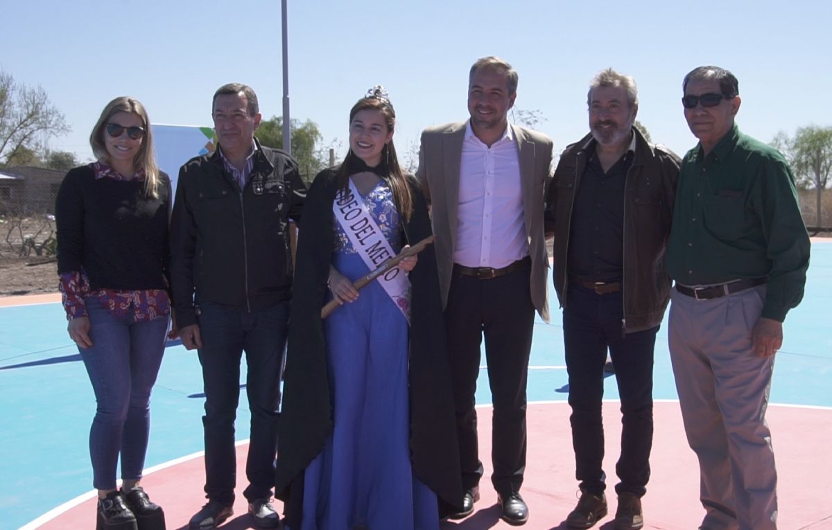 Postales de la inauguración del playón deportivo de Colonia Bombal. El presidente de la Fundación Grupo América Daniel Vila, junto a su hija Barbarita Vila, directora de la Fundación Grupo América y el intendente de Maipú, Matías Stevanato. Postales de la inauguración del playón deportivo de Colonia Bombal. El presidente de la Fundación Grupo América Daniel Vila, junto a su hija Barbarita Vila, directora de la Fundación Grupo América y el intendente de Maipú, Matías Stevanato.