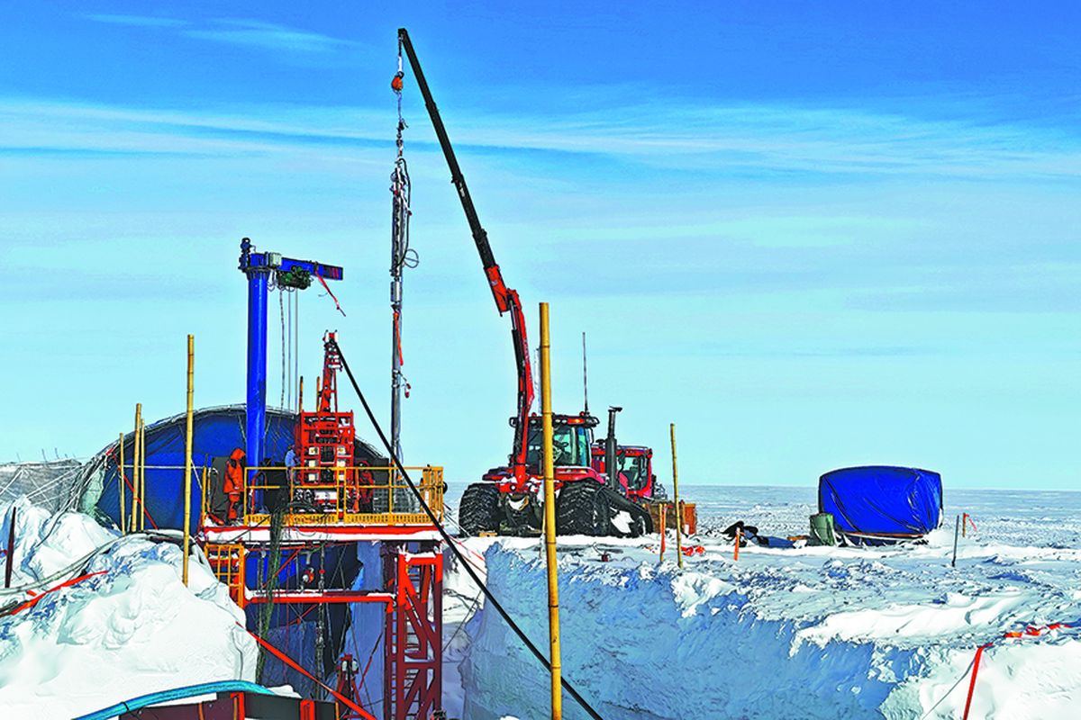 Científicos realizan la primera prueba de perforación con agua caliente del país en la Antártida en febrero. ZHANG NAN / PARA CHINA DAILY.