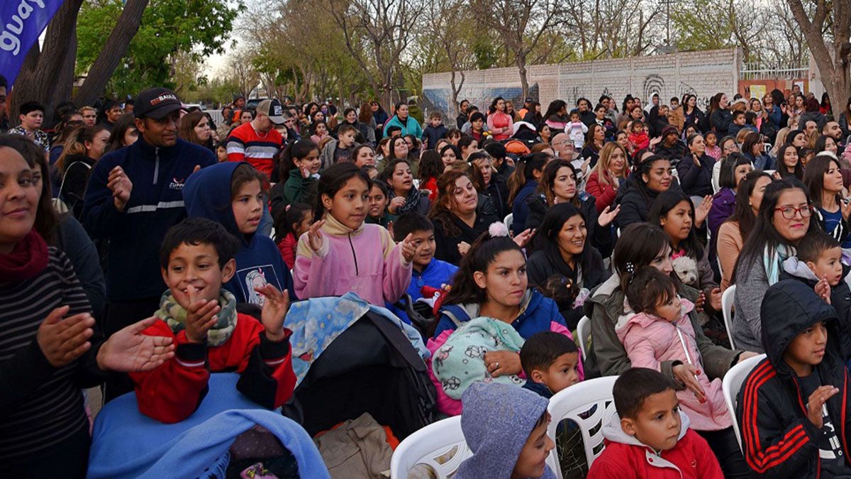 Jardín maternal en Guaymallén: miembros de la comunidad disfrutan del espectáculo. 
