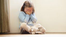 Filmó a su abuelo mientras abusaba sexualmente de su hermanita