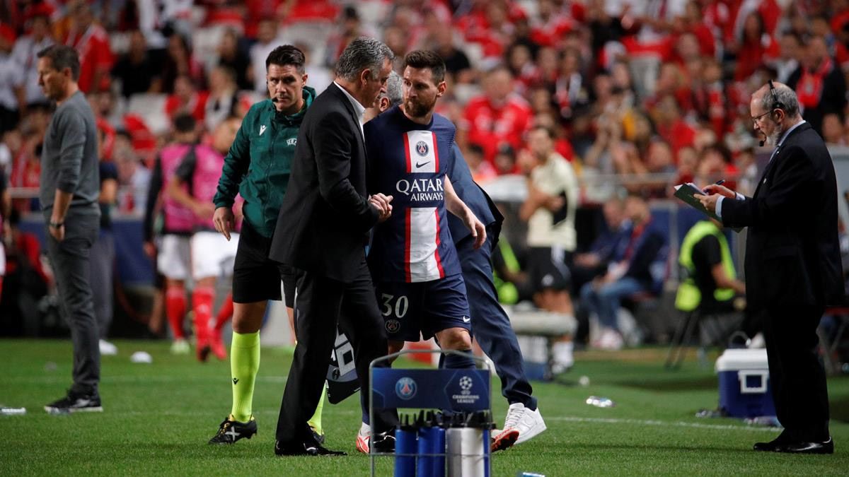 Lionel Messi, en el momento en que sale de la cancha en el partido entre el PSG y el Benfica, por la Champions League.