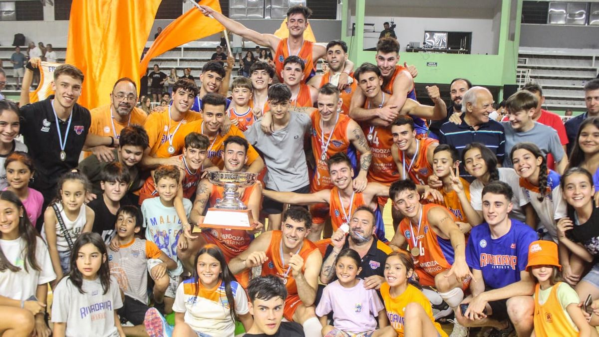 Los festejos de Rivadavia Básquet tras conseguir la quinta estrella de su historia en el certamen local. Foto: Nicolás Ríos/UNO. Los festejos de Rivadavia Básquet tras conseguir la quinta estrella de su historia en el certamen local. Foto: Nicolás Ríos/UNO. 