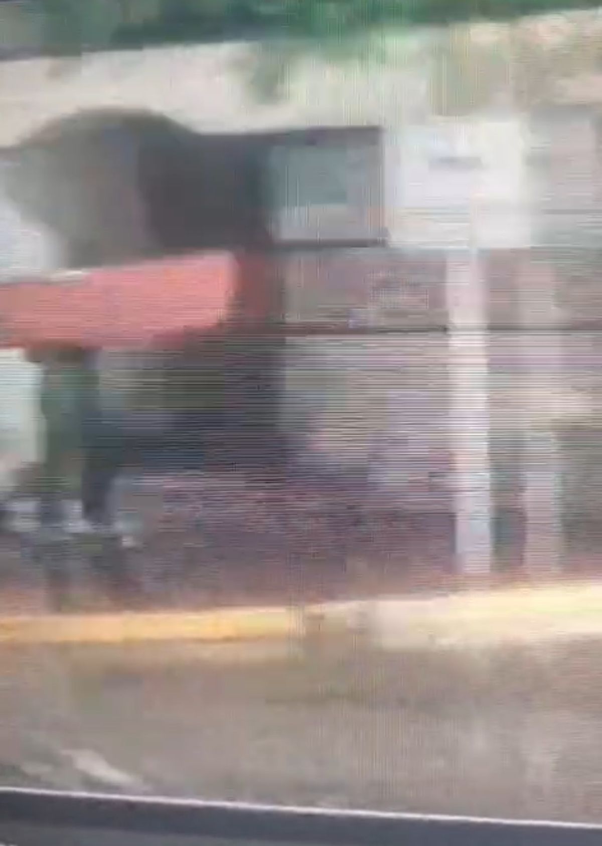 Las imágenes de las cámaras de seguridad muestran cómo se llevaban una puerta de el Teatro El Recreo. Las imágenes de las cámaras de seguridad muestran cómo se llevaban una puerta de el Teatro El Recreo.