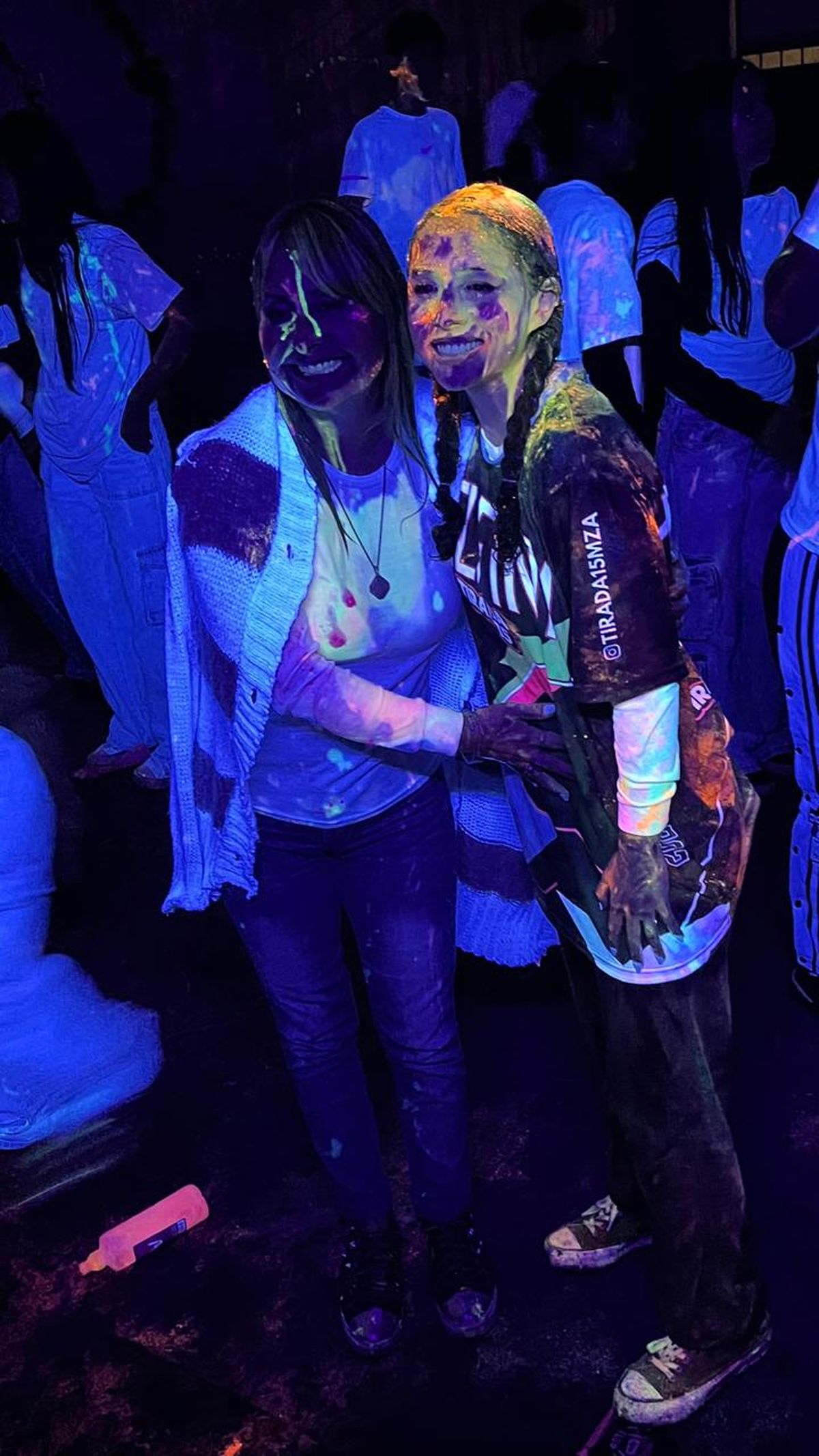 Muchas chicas prefieren ahora el cotillón seco con pinturas flúor y polvos antes que las mezclas de procedencia desconocida. Muchas chicas prefieren ahora el cotillón seco con pinturas flúor y polvos antes que las mezclas de procedencia desconocida.