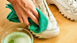 La limpieza de tus zapatillas puede realizarse con elementos caseros. La limpieza de tus zapatillas puede realizarse con elementos caseros.