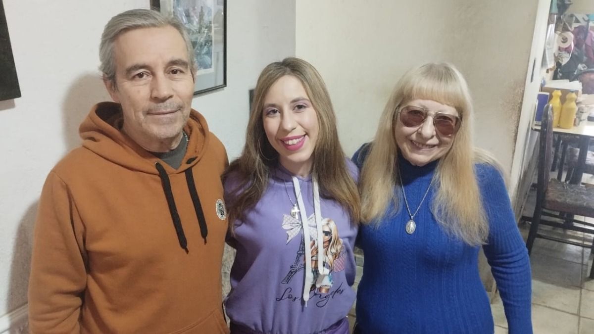 Desirée dice que el apoyo de su familia y la fuerza que le transmitieron sus amigos fueron fundamentales para sobrevivir al accidente y seguir cantando. Desirée dice que el apoyo de su familia y la fuerza que le transmitieron sus amigos fueron fundamentales para sobrevivir al accidente y seguir cantando.