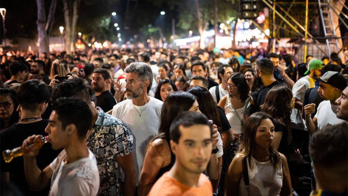 El intendente Ulpiano Suarez disfrutó de la noche entre la multitud.