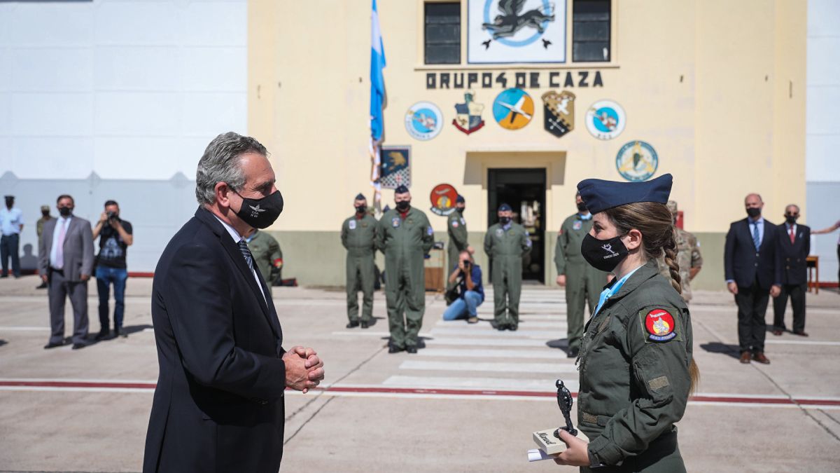 Sofía María Vier -La Capitana Marvel- es la primer mujer argentina en lograr completar el curso CEPAC y convertirse en piloto de caza- bombardero. Aquí recibe su diploma de manos del ministro de defensa Agustín Rossi, en el acto realizado en la IV Brigada Aérea, en el Plumerillo, Las Heras.