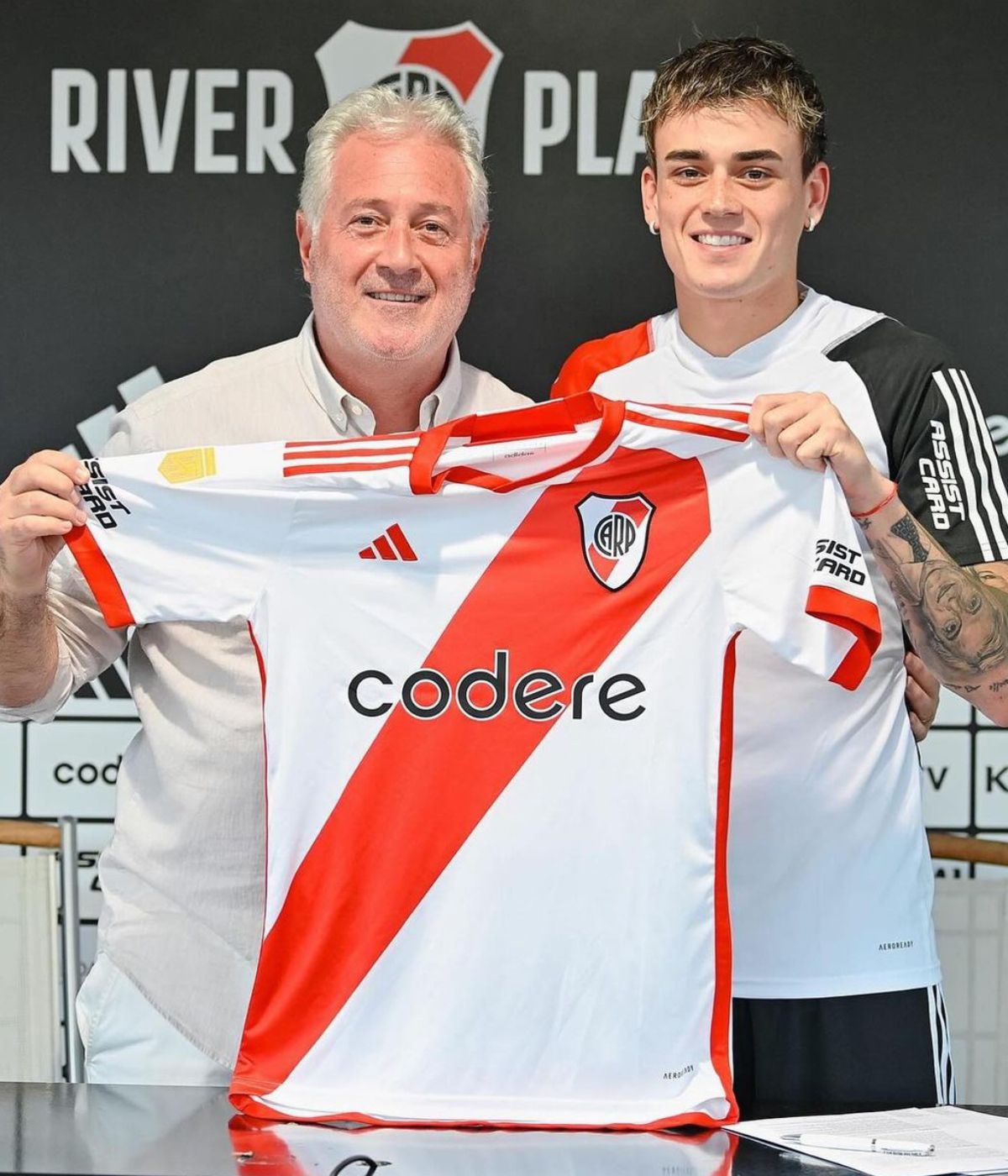 El italo- uruguayo Nicolás Fonseca posa junto al vice presidente de River Plate Matías Patanian con la camiseta del Millonario. El italo- uruguayo Nicolás Fonseca posa junto al vice presidente de River Plate Matías Patanian con la camiseta del Millonario.