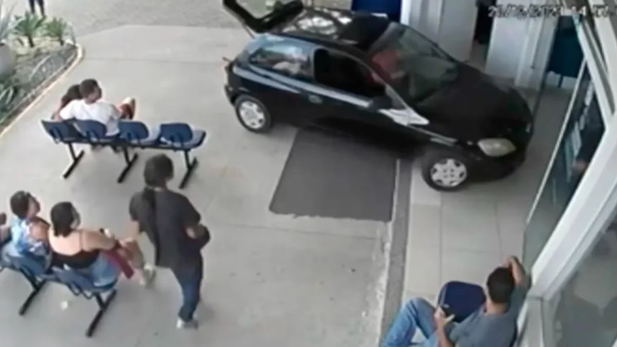 Video: una mujer se enojó con los médicos de una guardia y los quiso atropellar con su auto