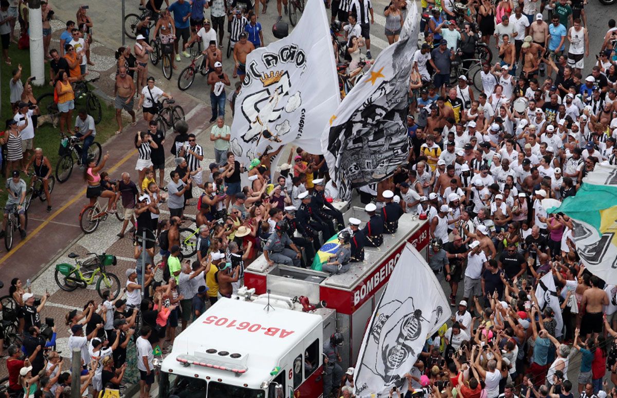 El cortejo fúnebre que despidió a Pelé fue multitudinario