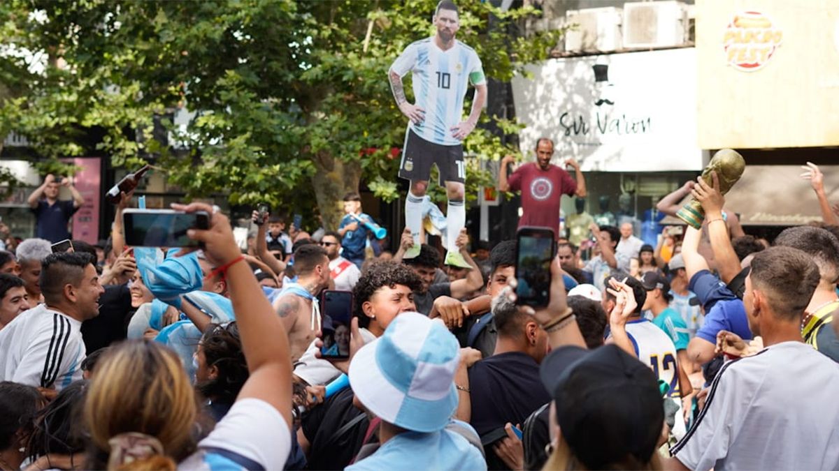 Con Messi presente. No podía faltar una imagen del capitán como tampoco una réplica de la copa del mundo.