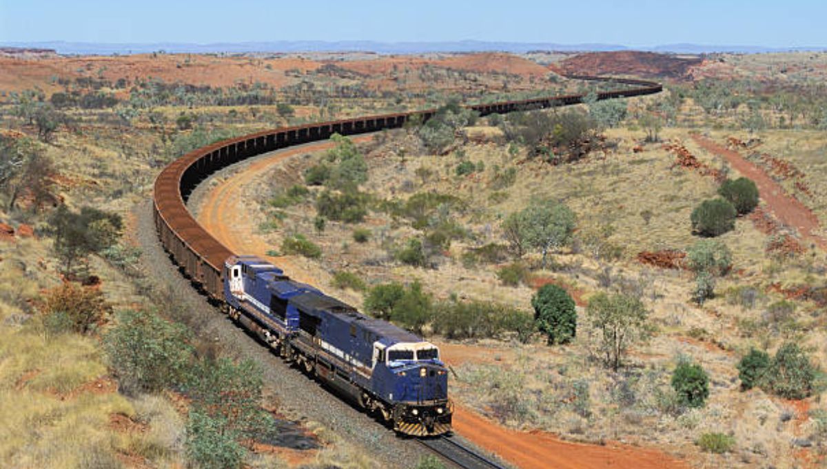 Este gigante ferroviario, considerado el tren más largo del mundo, recorre kilómetros de paisaje llevando cargas descomunales, uniendo minas y puertos y demostrando la capacidad humana para mover recursos a gran escala. Este gigante ferroviario, considerado el tren más largo del mundo, recorre kilómetros de paisaje llevando cargas descomunales, uniendo minas y puertos y demostrando la capacidad humana para mover recursos a gran escala.