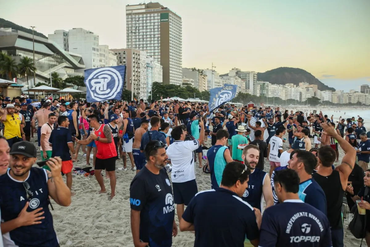 Invasión azul en la playa de Copacabana.