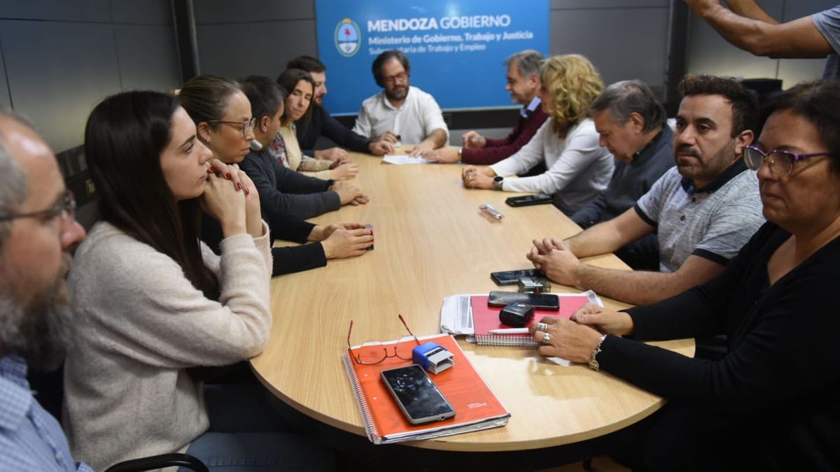 Ambas partes fueron notificadas de la conciliación obligatoria dispuesta por la Subsecretaría de Trabajo. Los representantes de AMPROS firmaron el acta correspondiente.