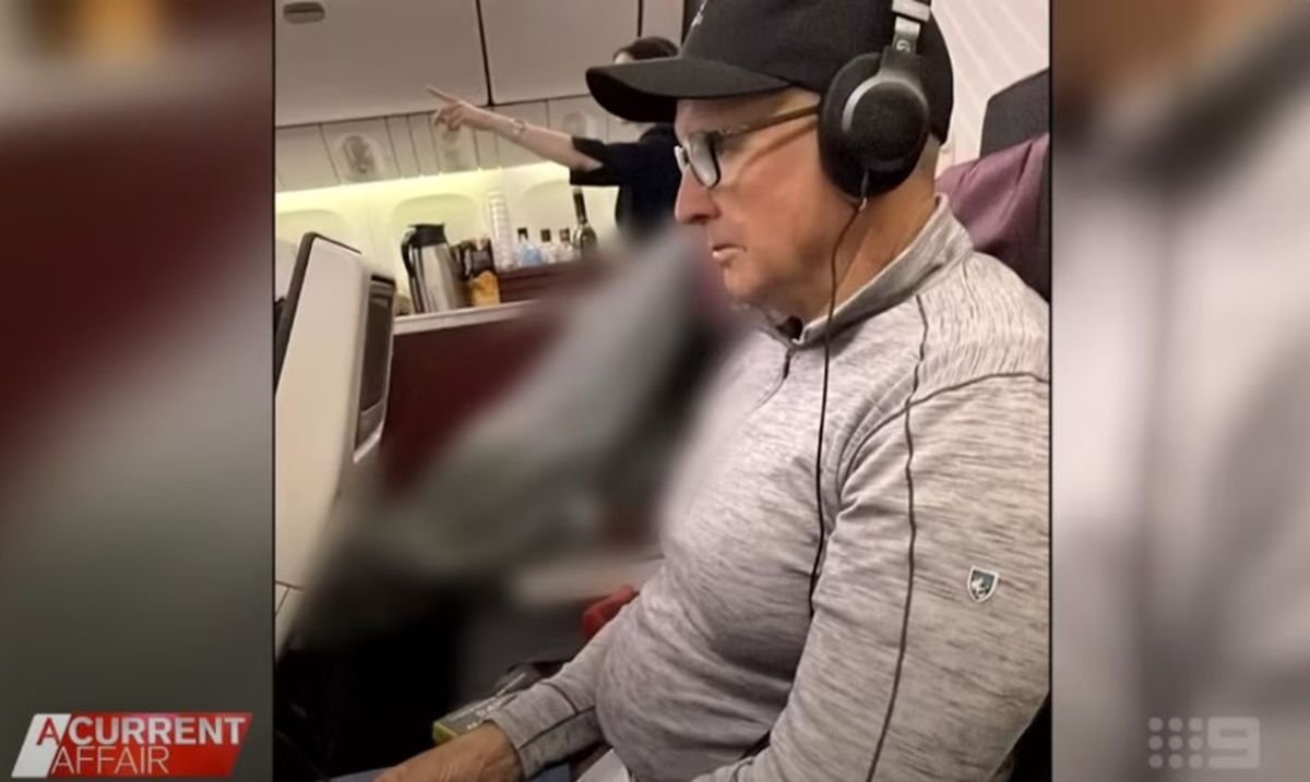 Mitchell Ring junto al cadáver de la mujer que murió a bordo. Mitchell Ring junto al cadáver de la mujer que murió a bordo.