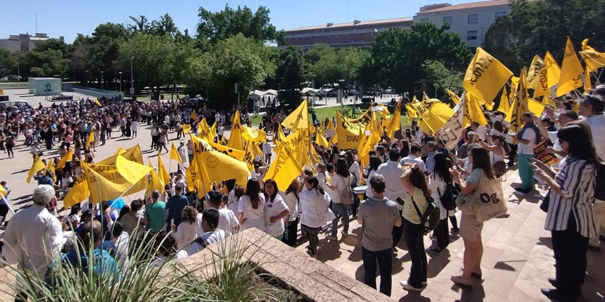 AMPROS llega movilizado a Casa de Gobierno (Foto Matías Pascualetti).
