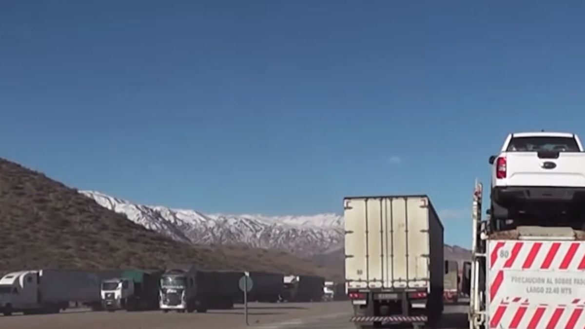 La caravana de camiones que transitan la Ruta 7 es interminable, tanto para los que van a Chile, como los que vienen en sentido inverso. La caravana de camiones que transitan la Ruta 7 es interminable, tanto para los que van a Chile, como los que vienen en sentido inverso.