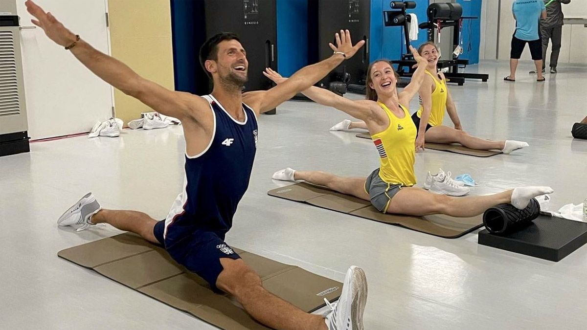 Djokovic dio la nota entrenando con las gimnastas belgas