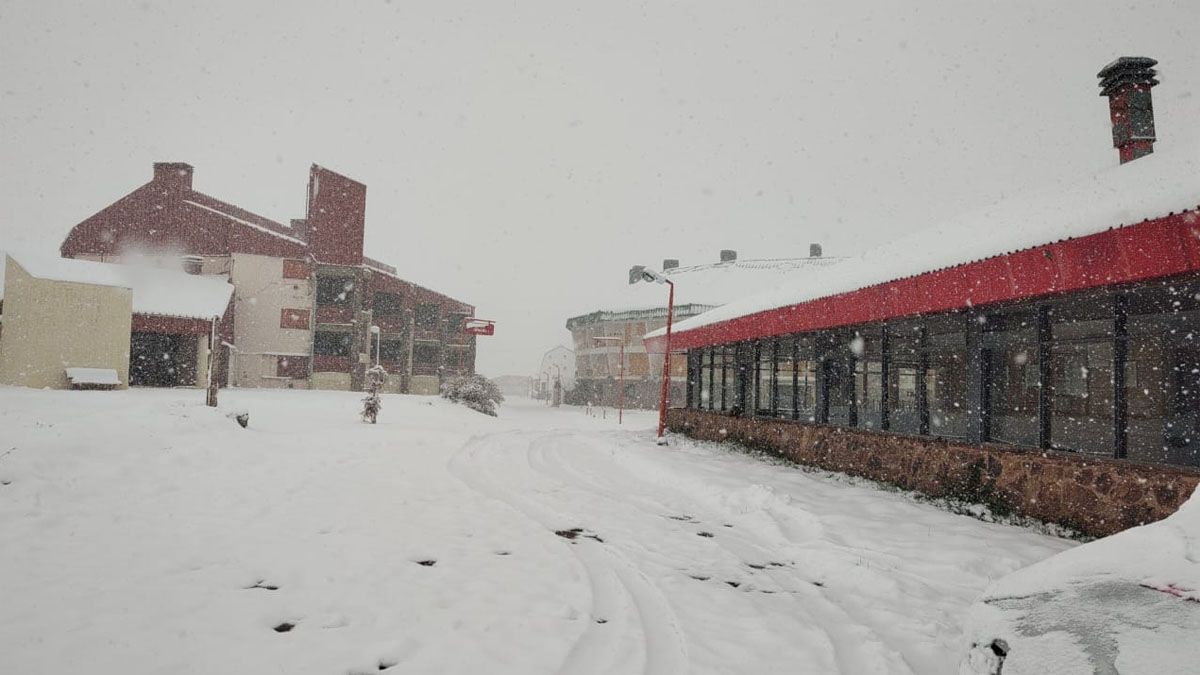 Penitentes y el resto de la alta montaña tuvo nevadas en la madrugada y mañana de este domingo. Foto: Gentileza.