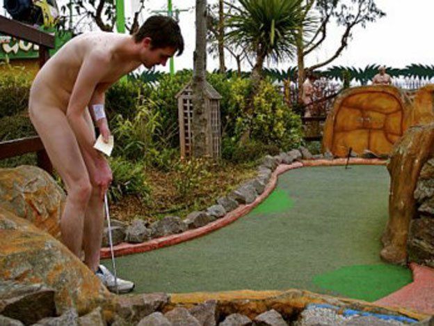 Golfistas se desnudaron con la vieja excusa de la causa noble