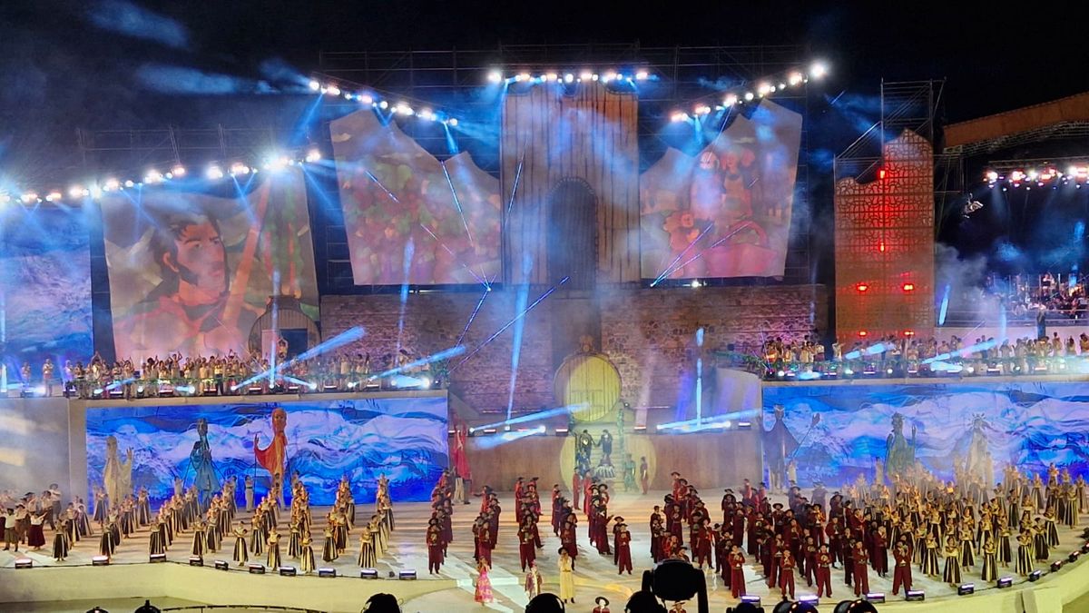 La Vendimia 2025 tuvo su Guardiana del vino eterno este sábado en el teatro griego. Y no fue más allá de lo ya archi conocido si del género vendimial se trata.