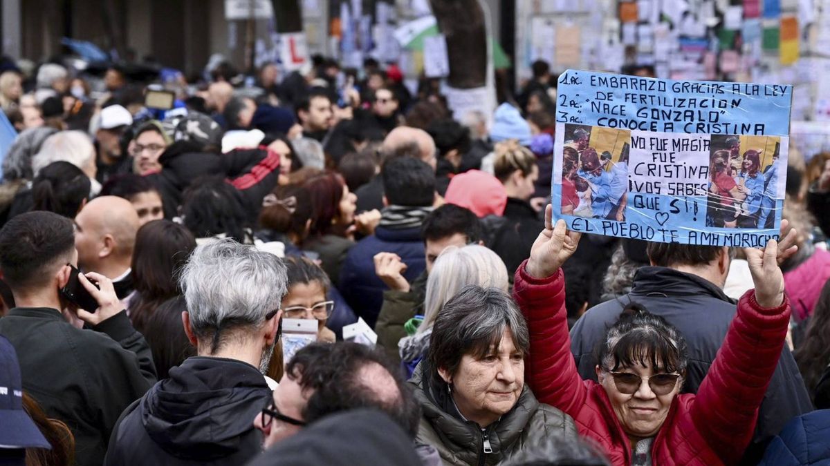 Hay una vigilia en los alrededores de Constitución, tras conocerse la condena de Cristina Kirchner. Hay una vigilia en los alrededores de Constitución, tras conocerse la condena de Cristina Kirchner.