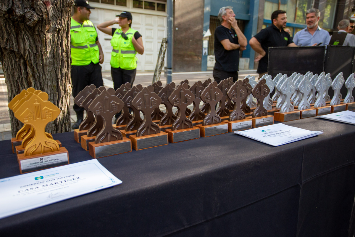 Los premios que se entregaron como parte del homenaje a más de 40 comercios de entre 50 y 100 años de historia en la Ciudad Los premios que se entregaron como parte del homenaje a más de 40 comercios de entre 50 y 100 años de historia en la Ciudad