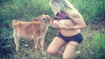 Una modelo amamantó a un ternero y desató la polémica