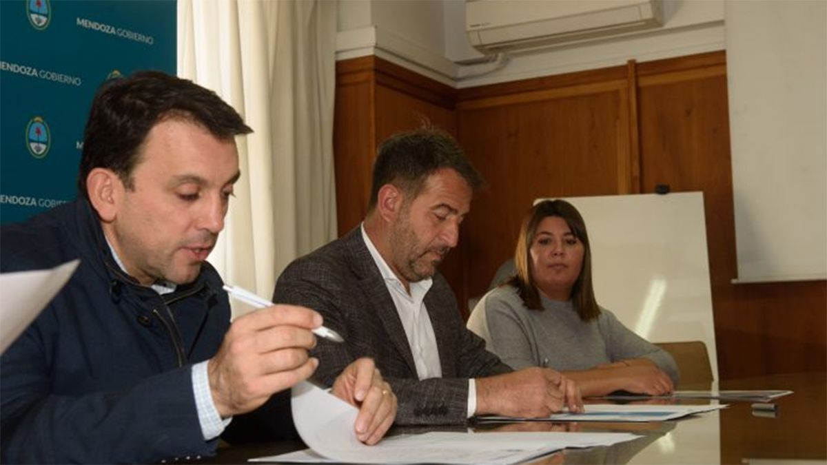 El intendente de Godoy Cruz, Tadeo García Zalazar, junto al ministro de Infraestructura, Mario Isgro, durante la firma del convenio por obras.